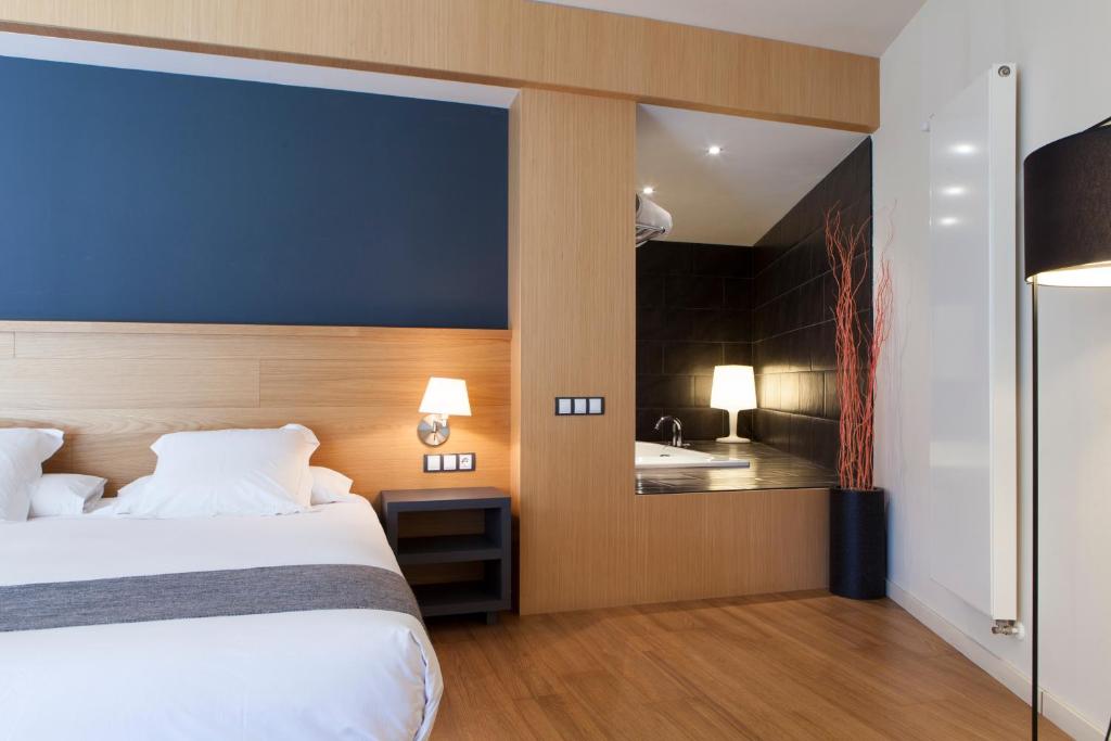 Postel nebo postele na pokoji v ubytování Hotel Món Sant Benet