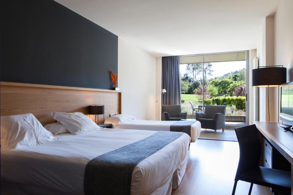 Postel nebo postele na pokoji v ubytování Hotel Món Sant Benet