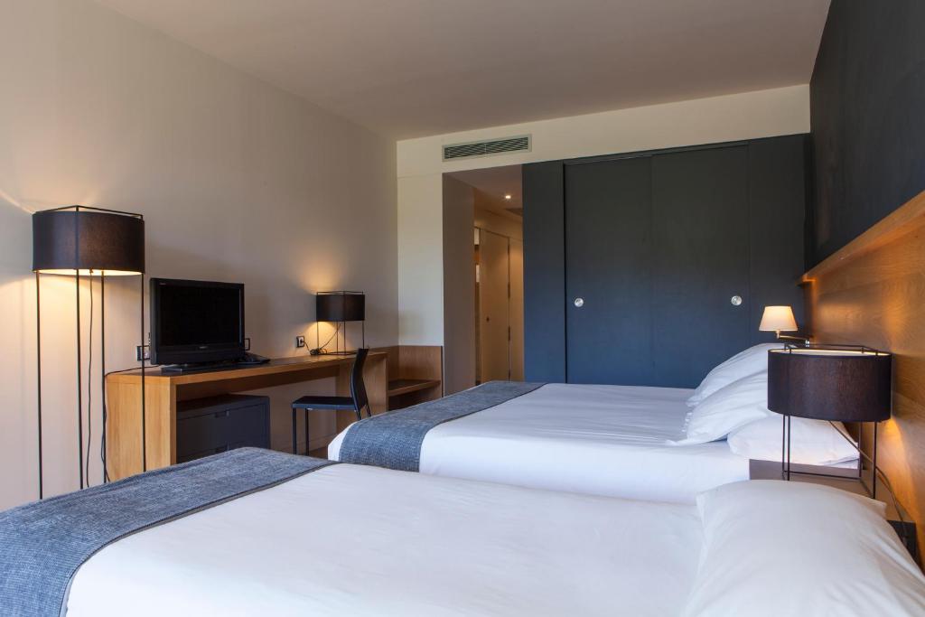 Postel nebo postele na pokoji v ubytování Hotel Món Sant Benet