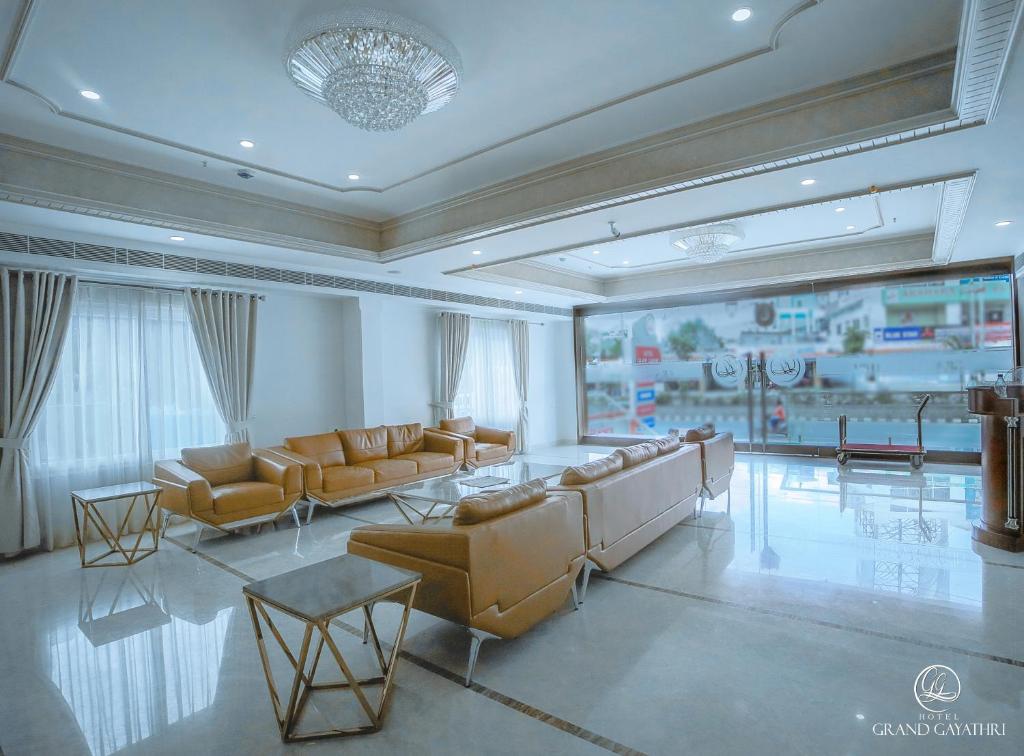 Hotel Grand Gayathri - Housity