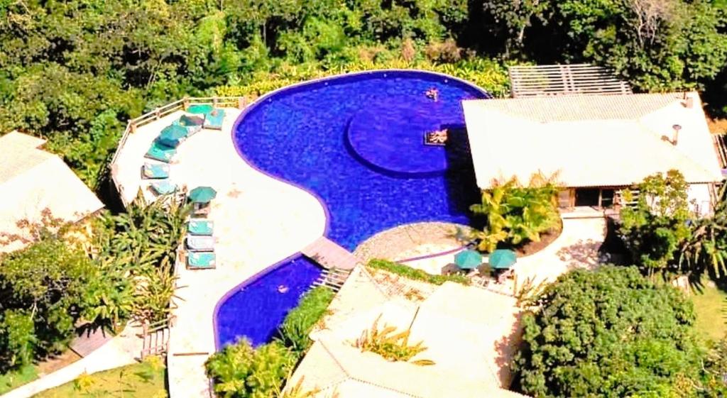 uma vista aérea de uma grande piscina em Chalé coco b4 em Maceió