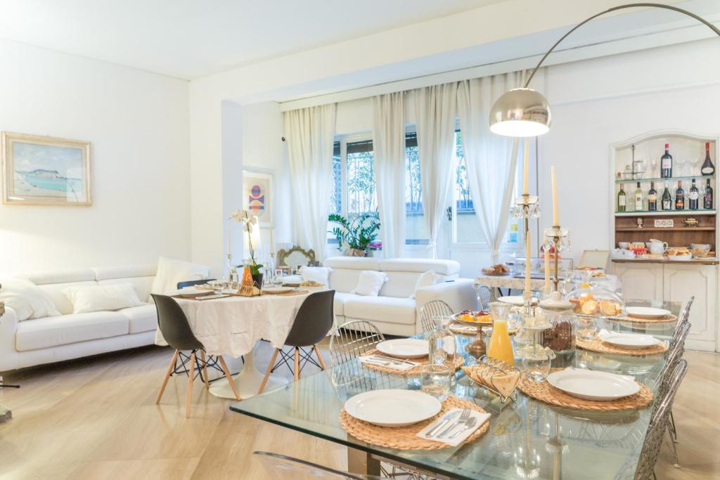 a living room with a glass table and chairs at Cristina Rossi Bed&Breakfast in Bologna