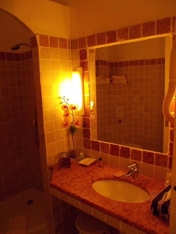 Koupelna v ubytování Hôtel Les Alizés