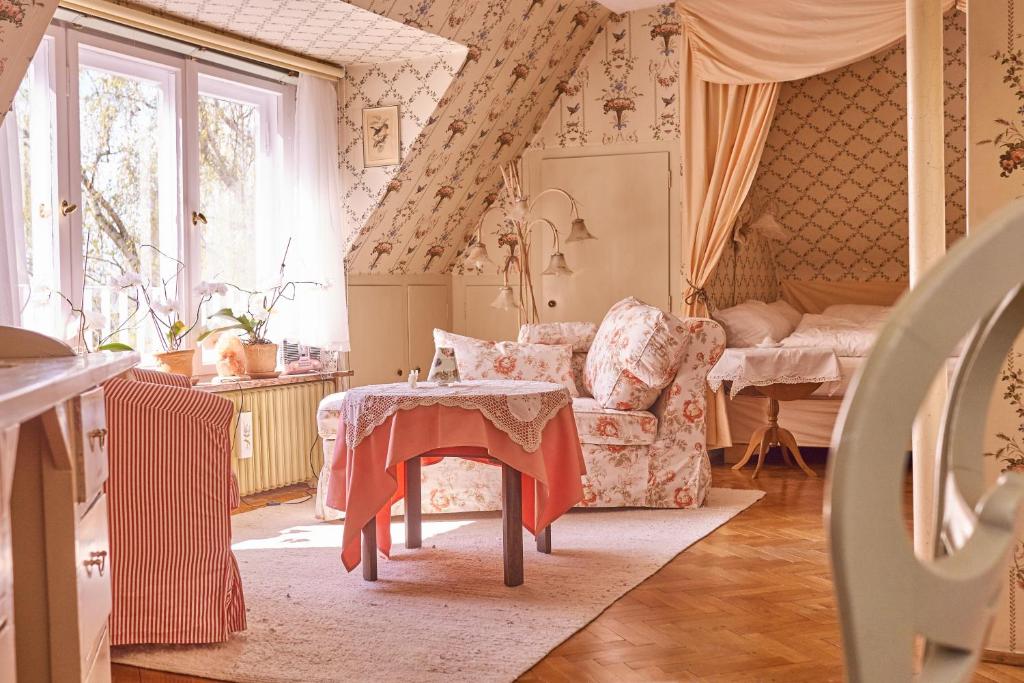 a living room with a chair and a table at Ferienwohnung Wilhelmine in Bayreuth