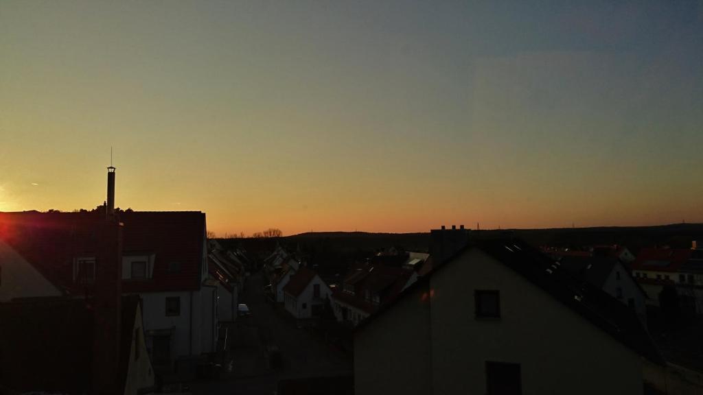 Východ nebo západ slunce při pohledu z penzionu nebo okolí