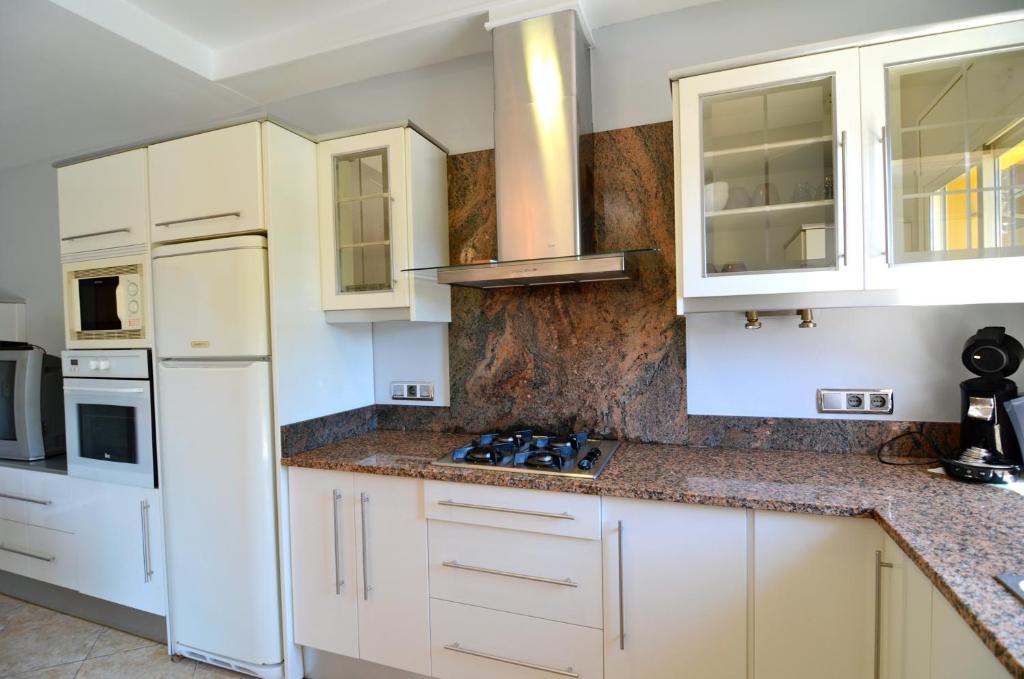 Kuchyň nebo kuchyňský kout v ubytování Teranyina - Casa piscina privada