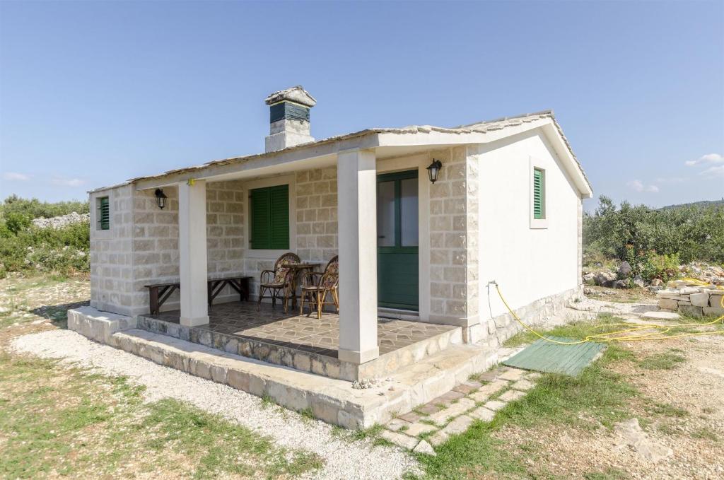 a small white brick house with a porch at House Lucica in Splitska