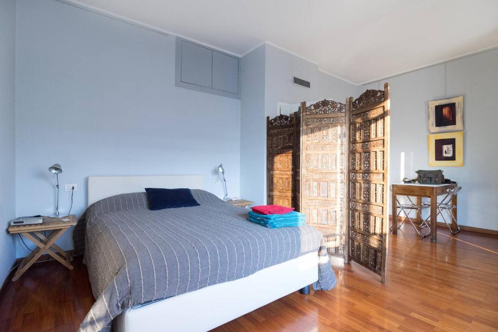 um quarto com uma cama e piso em madeira em Ulivi a Milano em Milão