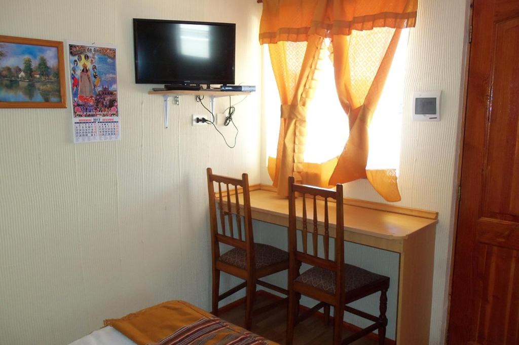 Televiisor ja/või meelelahutuskeskus majutusasutuses Acropolis Hostal