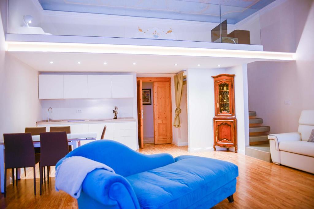 a living room with a blue couch and a kitchen at Living The Dream in Arco