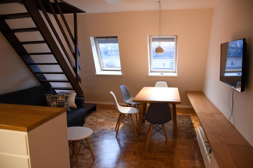 Una cocina y un comedor con mesa y sillas. en Apartment Frilena, en Bovec