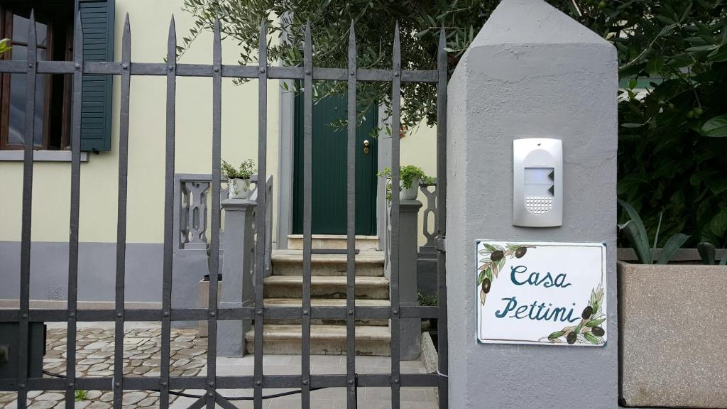 ein Tor mit einem Seifenspender neben einem Zaun in der Unterkunft Casa Pettini in Arezzo