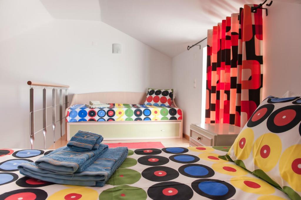 un dormitorio con una cama y una alfombra en Fabulous Beach House on the Atlantic, en Baleal
