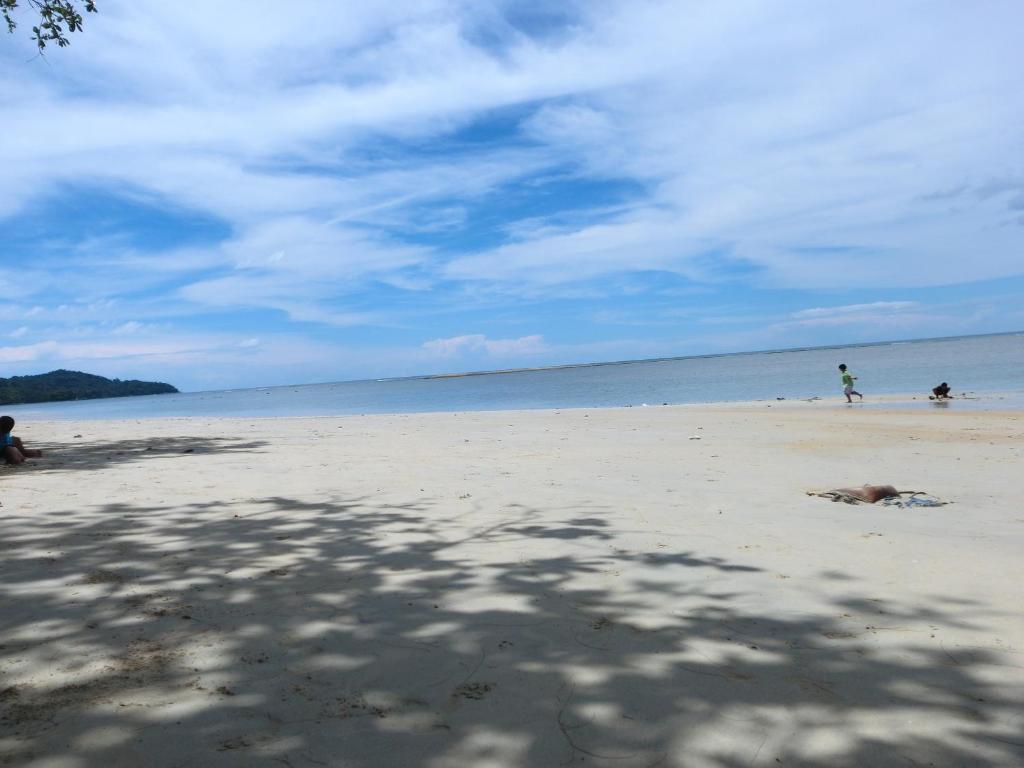 un gruppo di persone su una spiaggia con un aquilone di One One Hostel Patong a Patong Beach