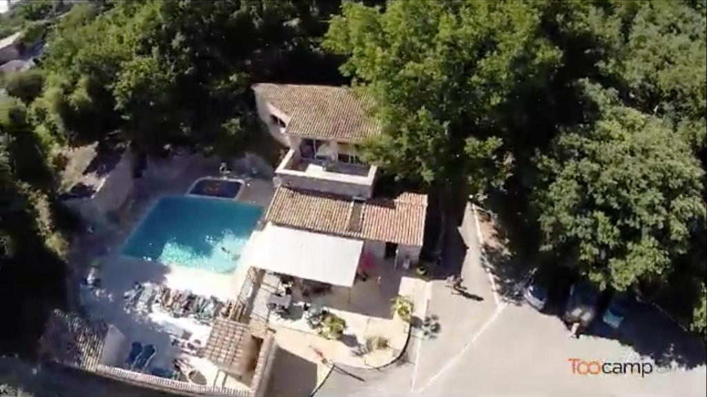 Bazén v ubytování Camping Chalets Les Chênes Verts nebo v jeho okolí