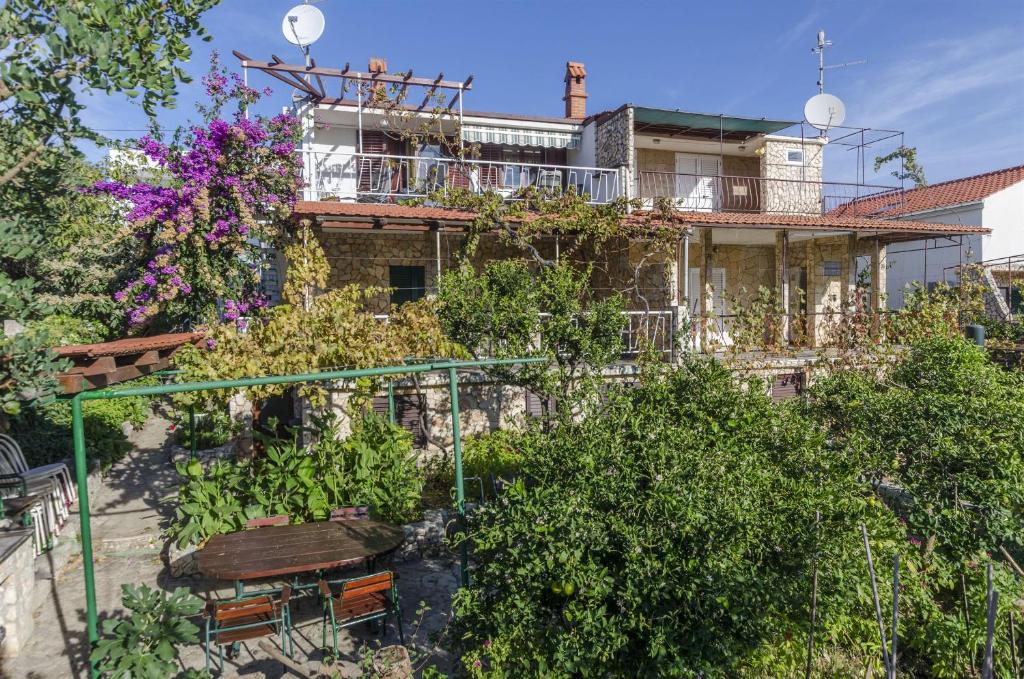 Vonkajšia záhrada v ubytovaní Apartments Nikica