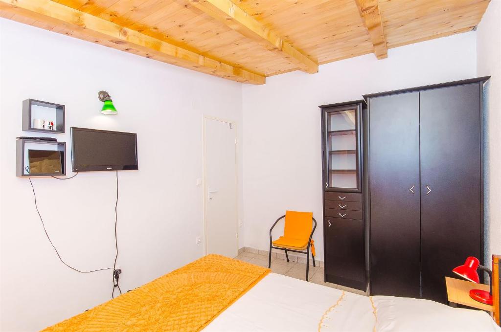 Televízia a/alebo spoločenská miestnosť v ubytovaní House Mislav
