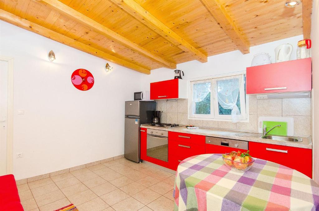 Kuchyňa alebo kuchynka v ubytovaní House Mislav