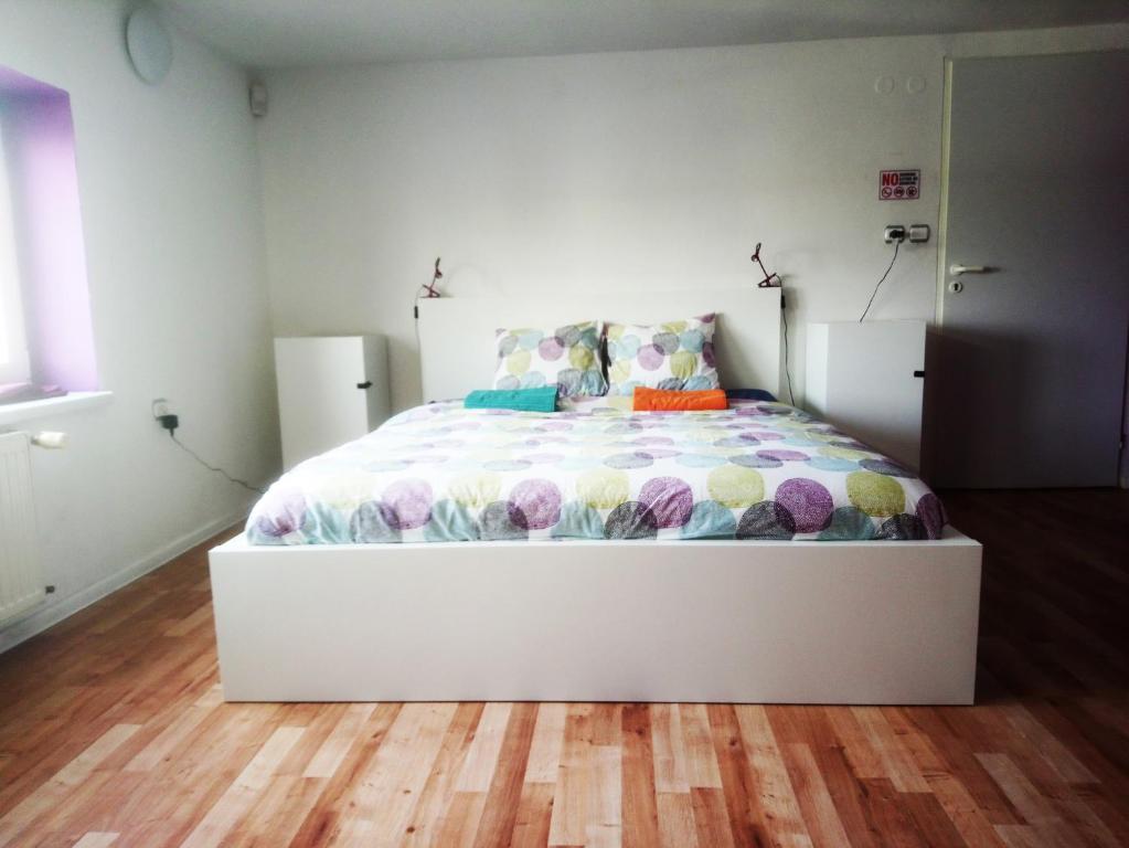 Postel nebo postele na pokoji v ubytování Nitra Glycerin Hostel