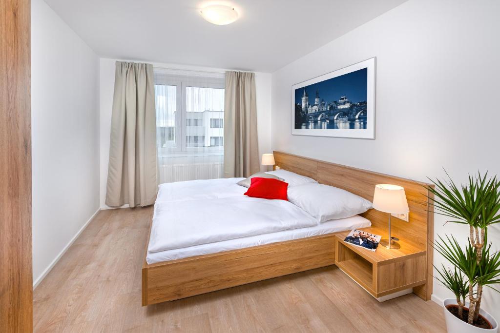 Un pat sau paturi într-o cameră la CityWest Apartments