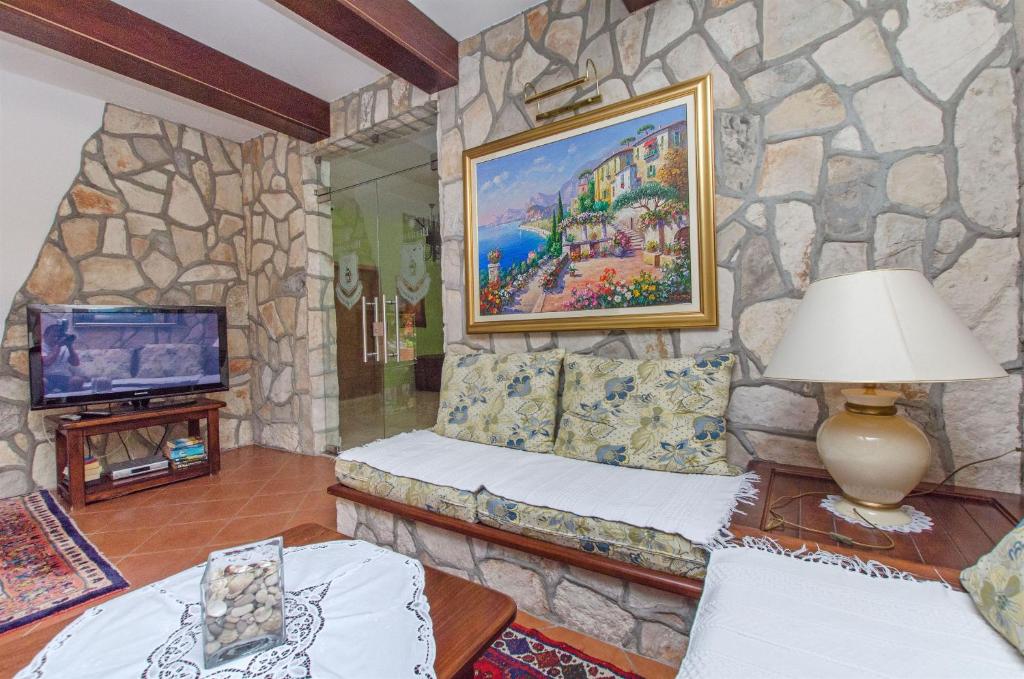Televízia a/alebo spoločenská miestnosť v ubytovaní Apartments Meridiana 2
