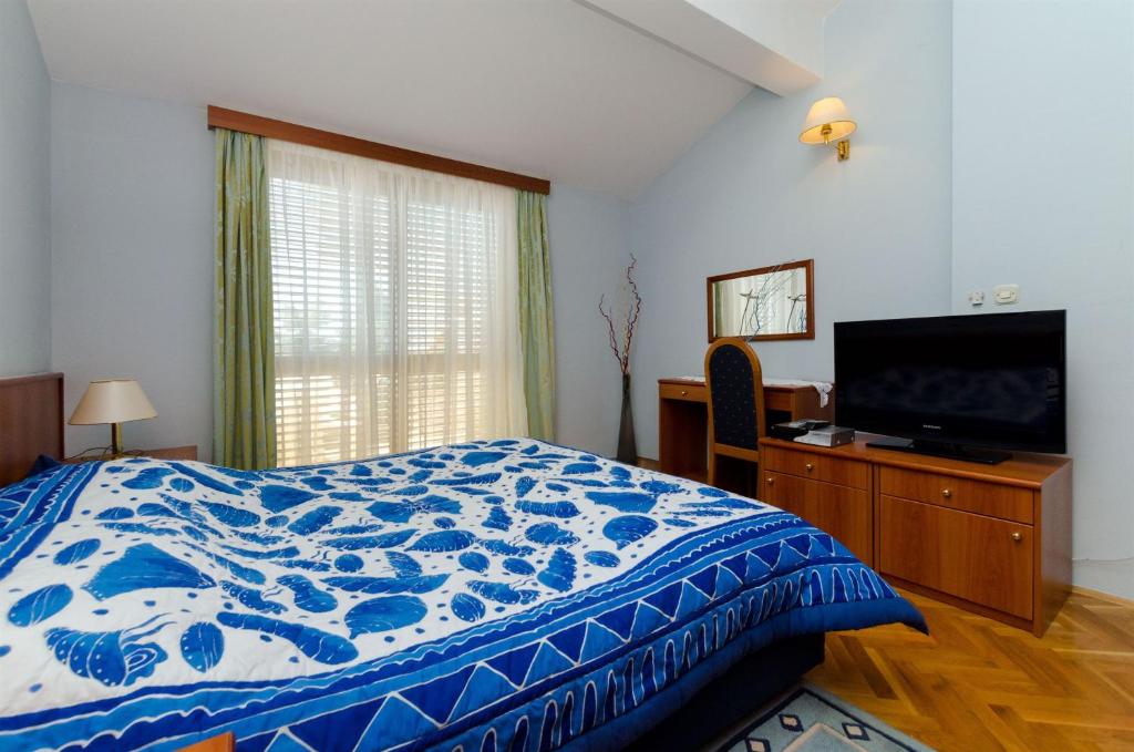 Televízia a/alebo spoločenská miestnosť v ubytovaní Apartments Meridiana 2