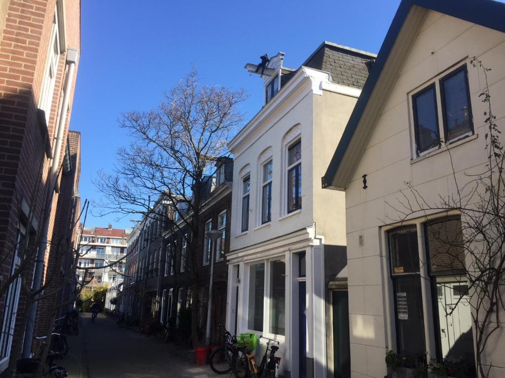 un edificio blanco al costado de una calle en B&B Numero 14, en Ámsterdam