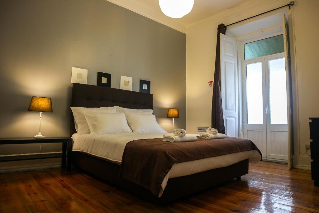 リスボンにあるMy Home Lisbonのベッドルーム(大型ベッド1台、窓付)