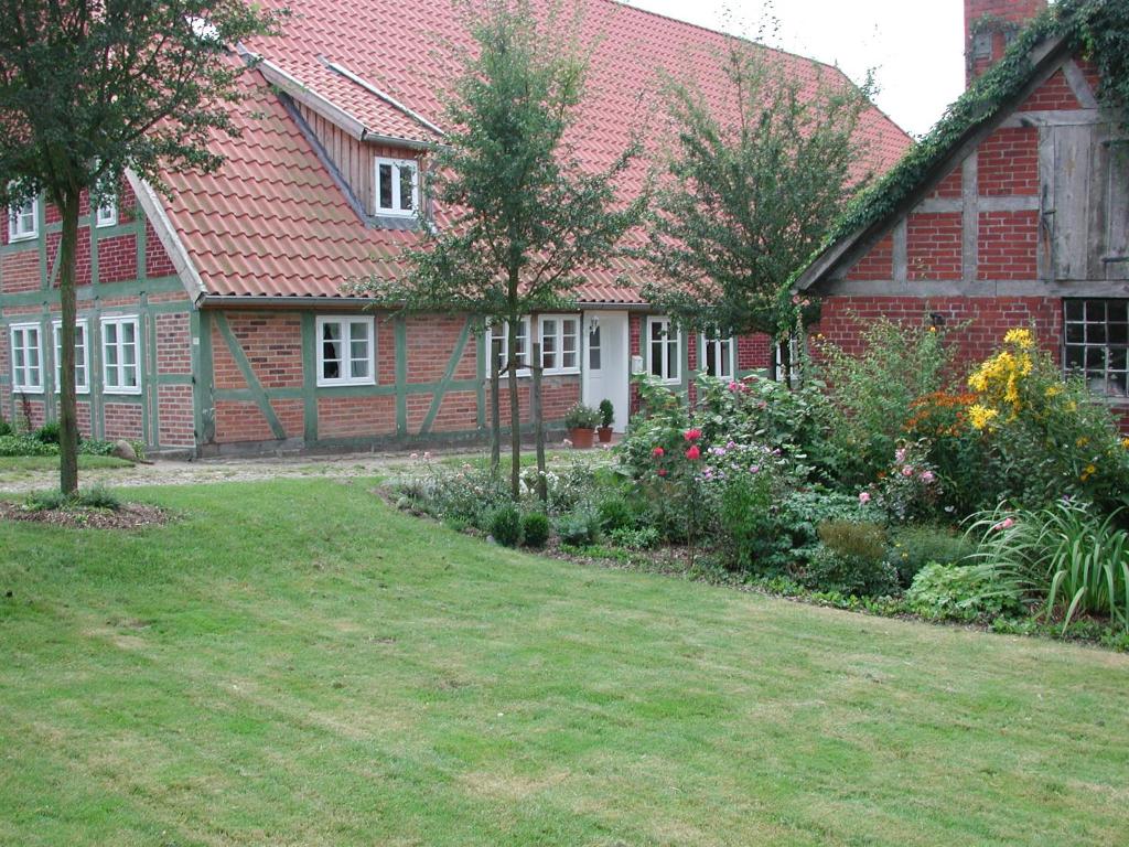 una casa con un jardín delante de ella en Ferienwohnung am Elbdeich, en Bleckede