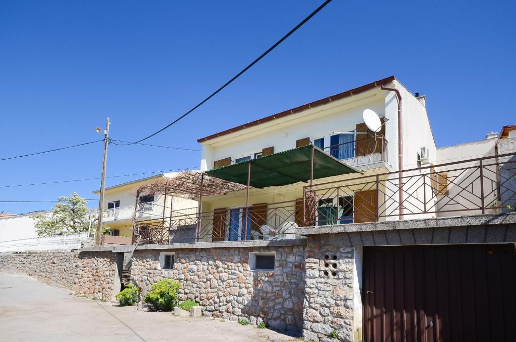 een stenen gebouw met een balkon erboven bij Apartment Milan in Senj