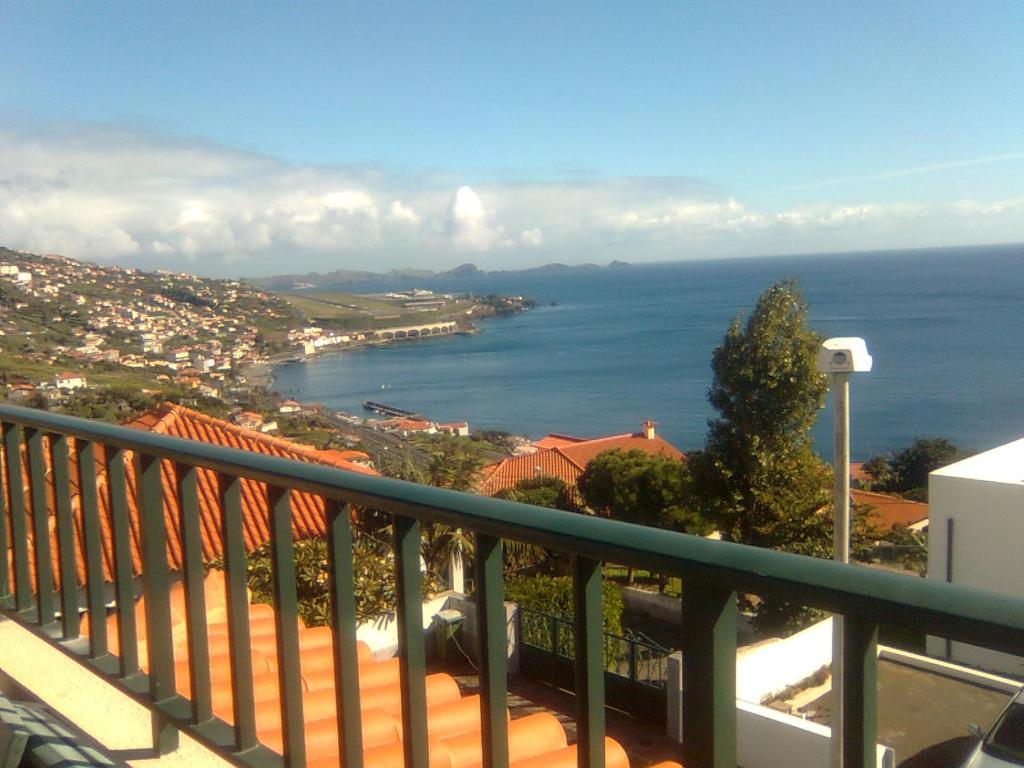 uma vista para o oceano a partir de uma varanda de uma casa em Residencia ANA em Santa Cruz - Madeira