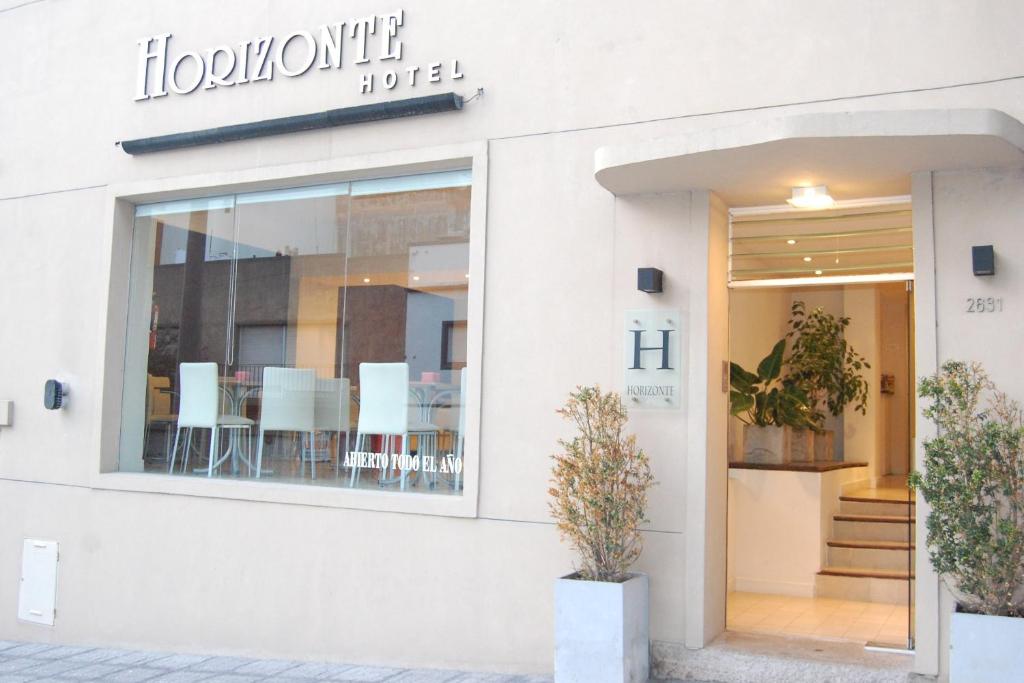 a store front with a window with chairs in it at Horizonte Hotel in Mar del Plata