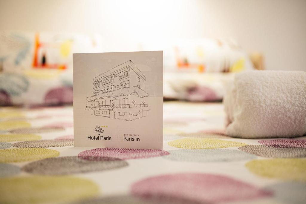 Postel nebo postele na pokoji v ubytování Hotel Paris