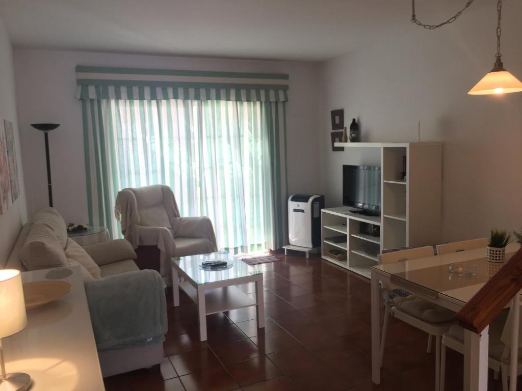 Televízia a/alebo spoločenská miestnosť v ubytovaní Apartamentos Luna de Nerja