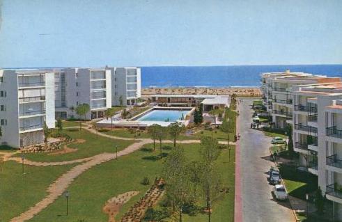 an aerial view of a resort with a pool and buildings at Apartamento junto a la playa by Hugo Beach in Gandía