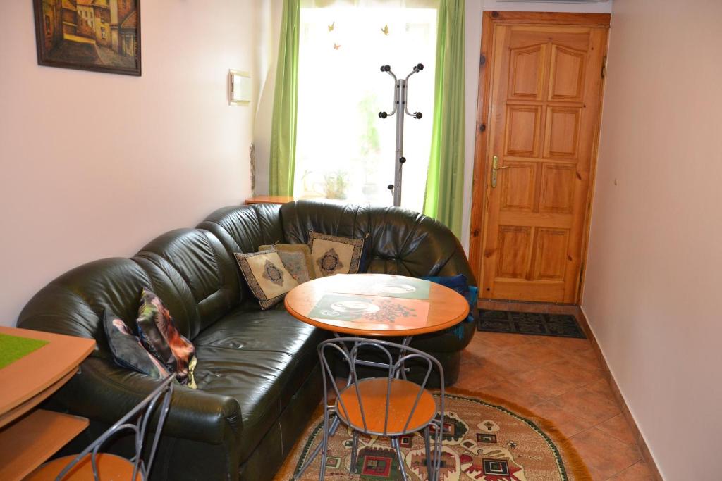 sala de estar con sofá de cuero y mesa en Danarent Apartment, en Vilna