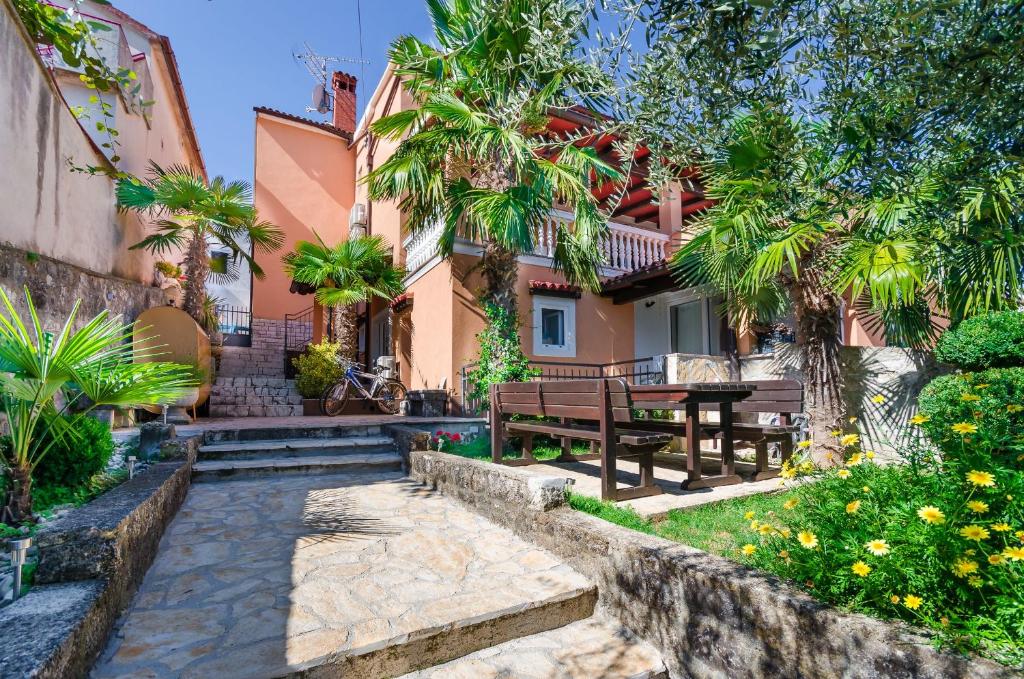 Κήπος έξω από το Apartments Ester