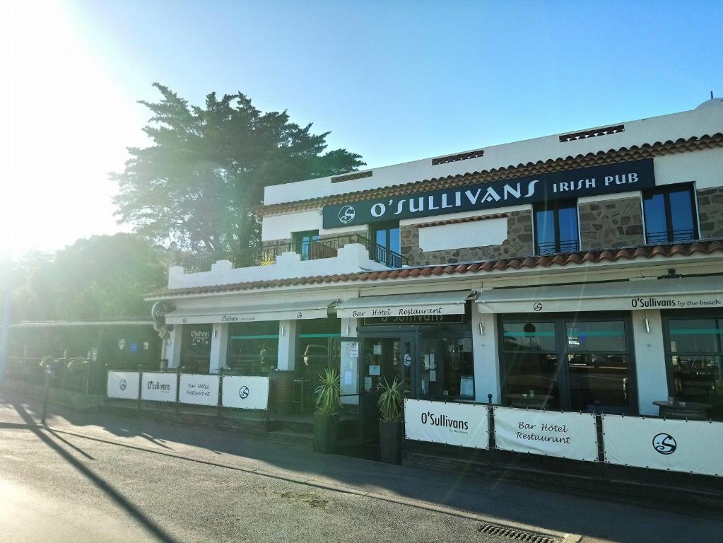 un edificio al lado de una calle en O'Sullivans Bar and Hotel en Mandelieu-la-Napoule