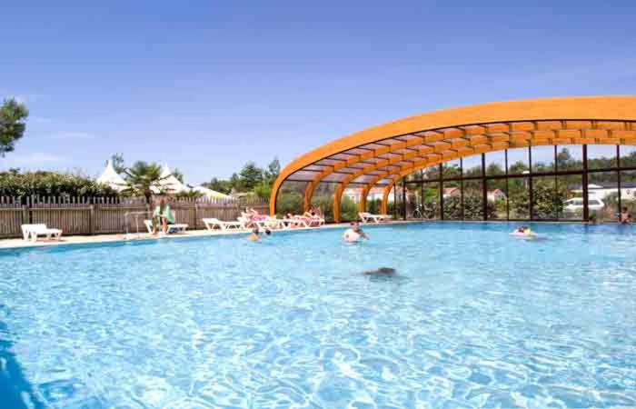 Bazén v ubytování Chalet Camping Les Vignes nebo v jeho okolí