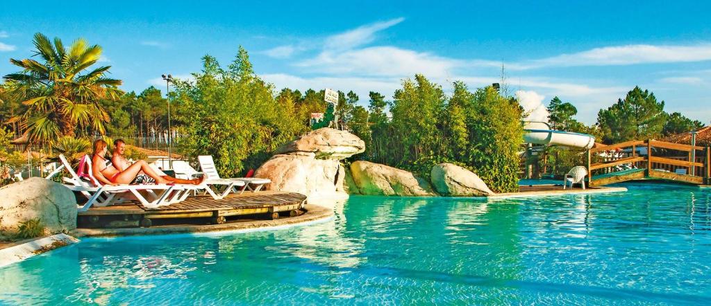 Bazén v ubytování Chalet Camping Les Vignes nebo v jeho okolí