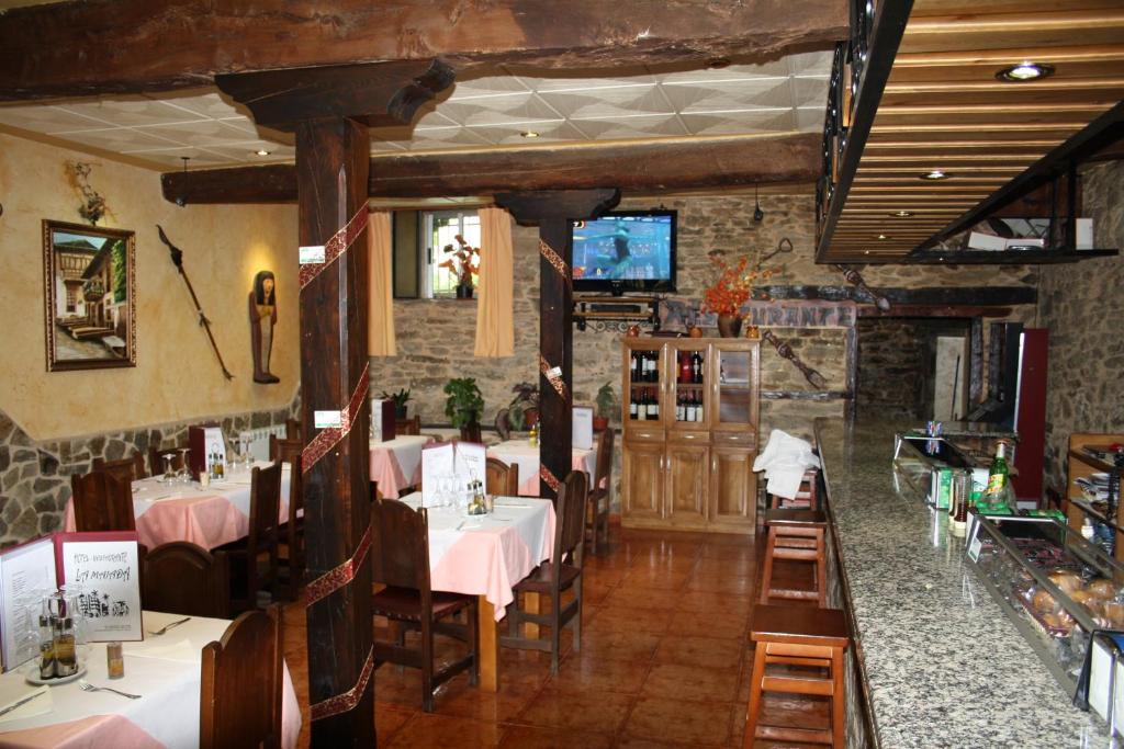 Televízia a/alebo spoločenská miestnosť v ubytovaní Hostal Tribal