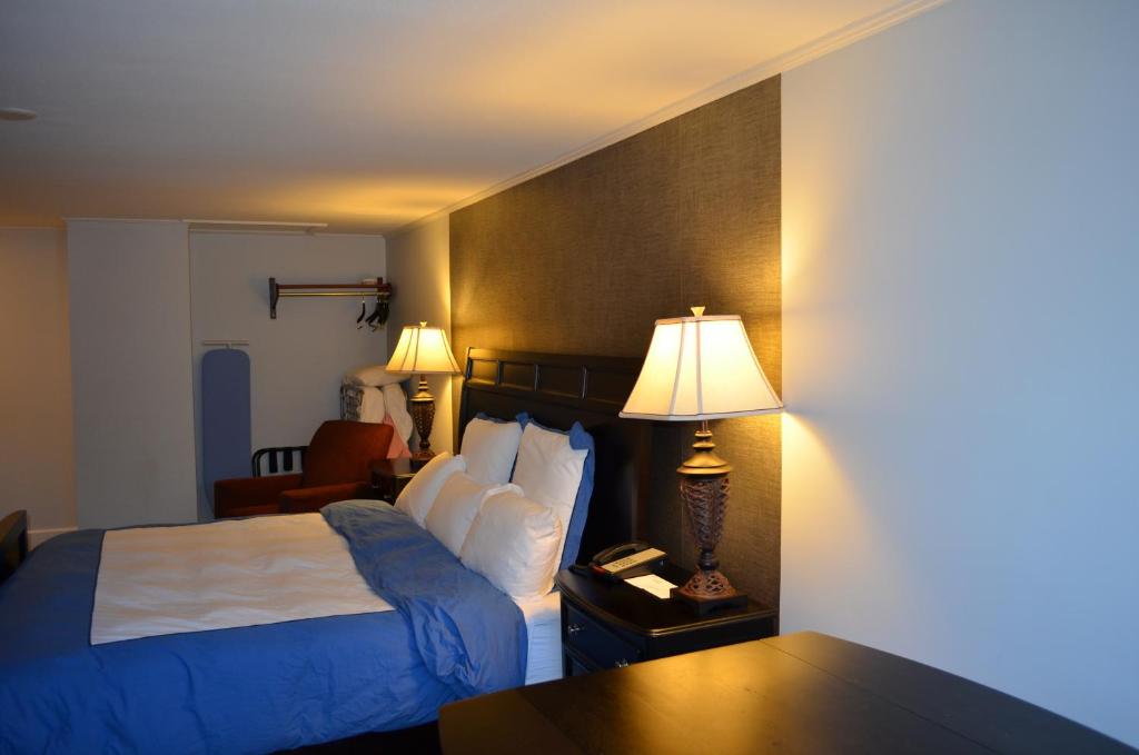 Postel nebo postele na pokoji v ubytování Cape Shore Inn