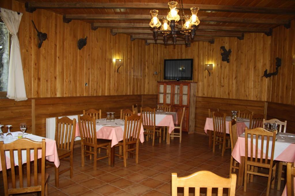 Reštaurácia alebo iné gastronomické zariadenie v ubytovaní Hostal Tribal