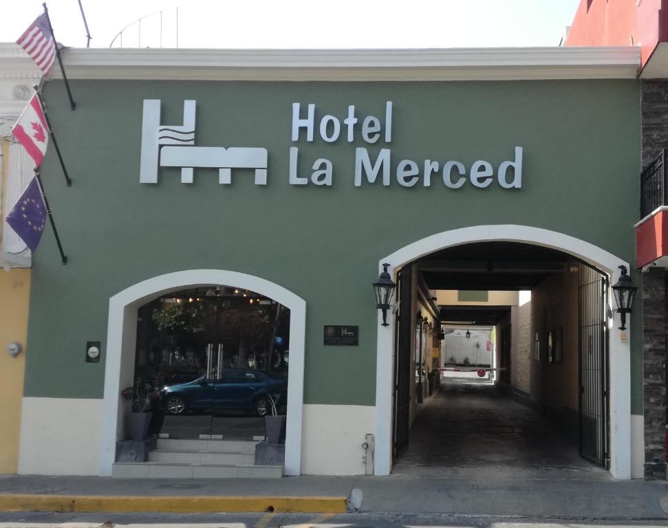 um hotel la merced sinal na lateral de um edifício em Hotel La Merced em Colima
