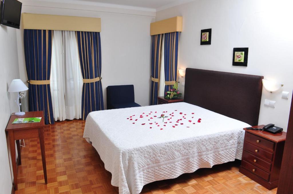 Postel nebo postele na pokoji v ubytování Moderna do Geres Hotel
