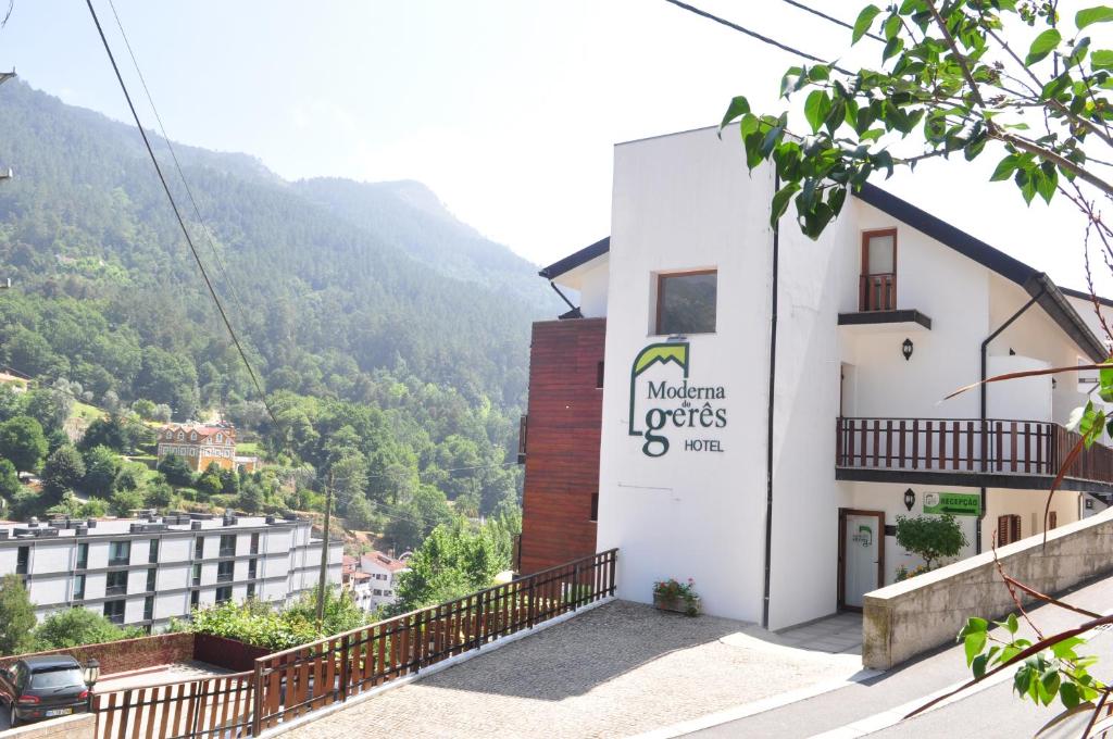 Nespecifikovaný výhled na hory nebo výhled na hory při pohledu z hotelu