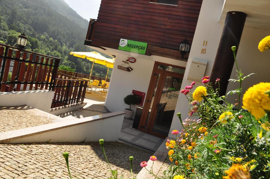 Nespecifikovaný výhled na hory nebo výhled na hory při pohledu z hotelu