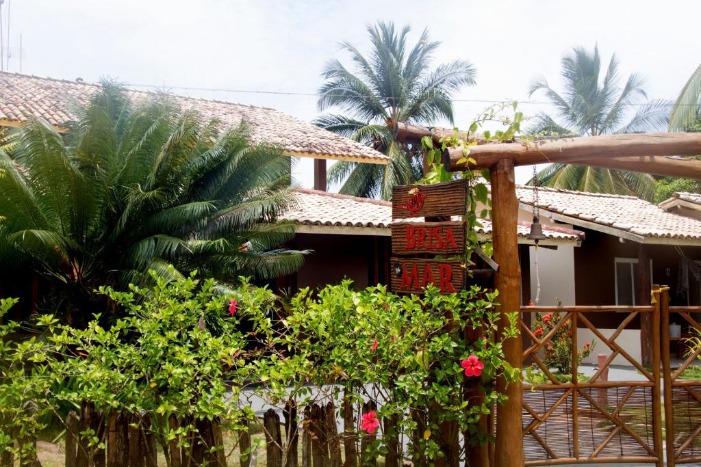 une maison avec une bande de plantes devant elle dans l'établissement Pousada Brisa do Mar, à Barra Grande
