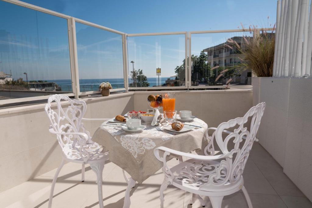a table and chairs on a balcony with a view of the ocean at Bellariva Monopoli B&B e Relax in Monopoli