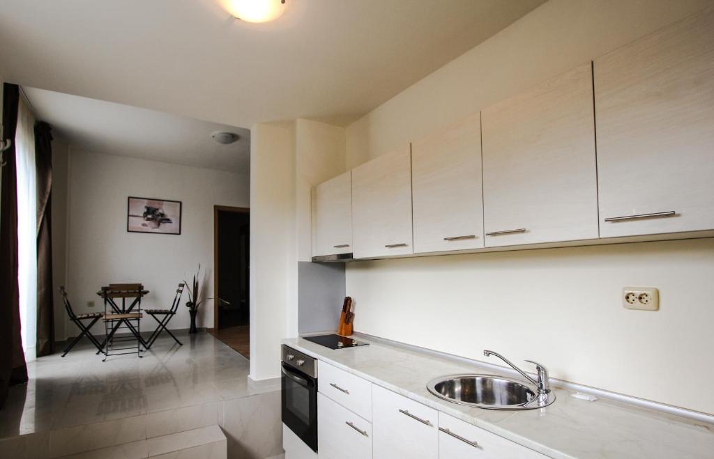 New Line Village Apartments - 豪华两卧室带阳台公寓